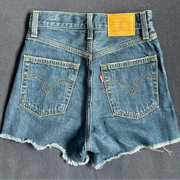 Levi’s Ribcage Shorts - Picture 4 of 6